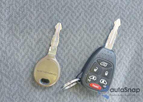 2005 Chrysler Town & Country Touring from USA, damaged, VIN 2C8GP54L65R122305